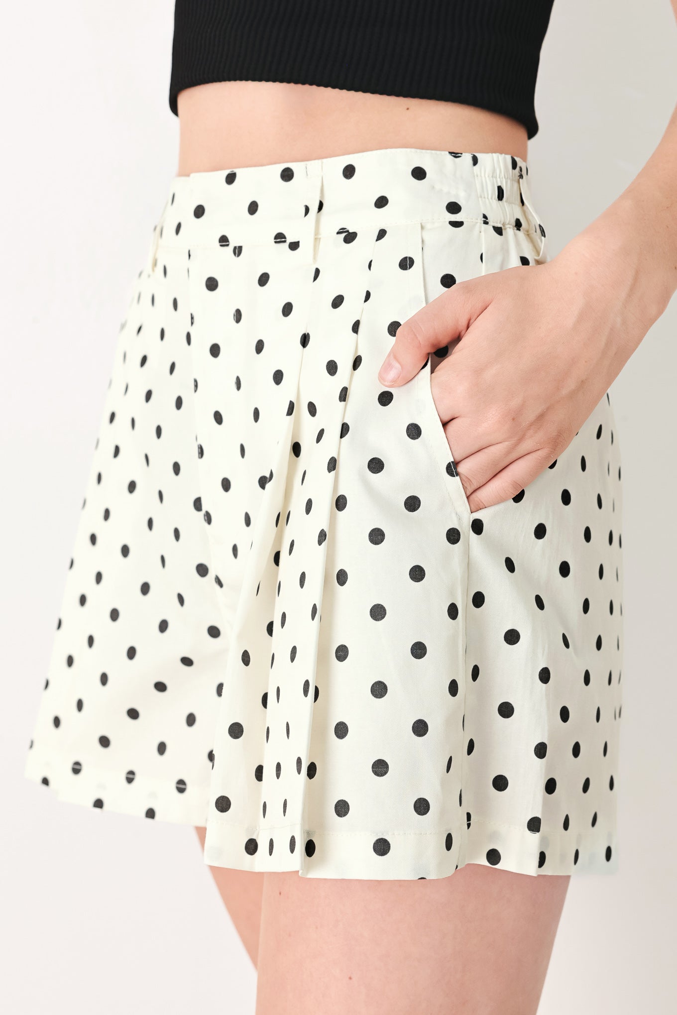 CHAMPAGNE DOTS WOVEN SHORTS