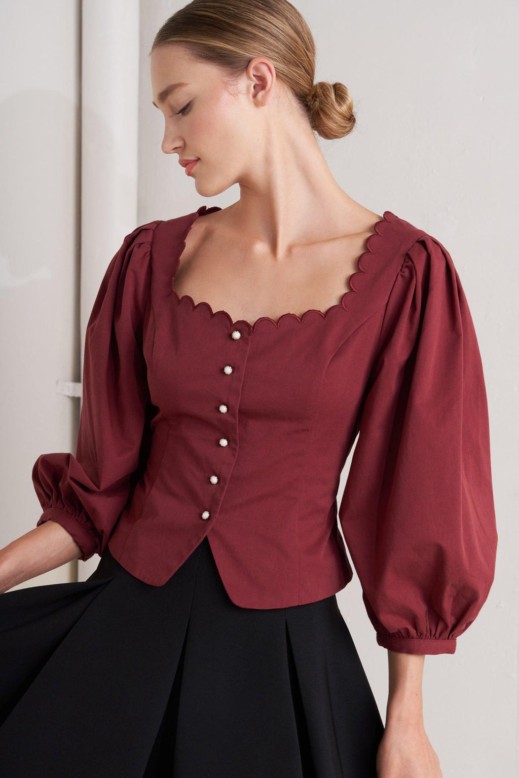 AMOUR SCALLOP WOVEN TOP
