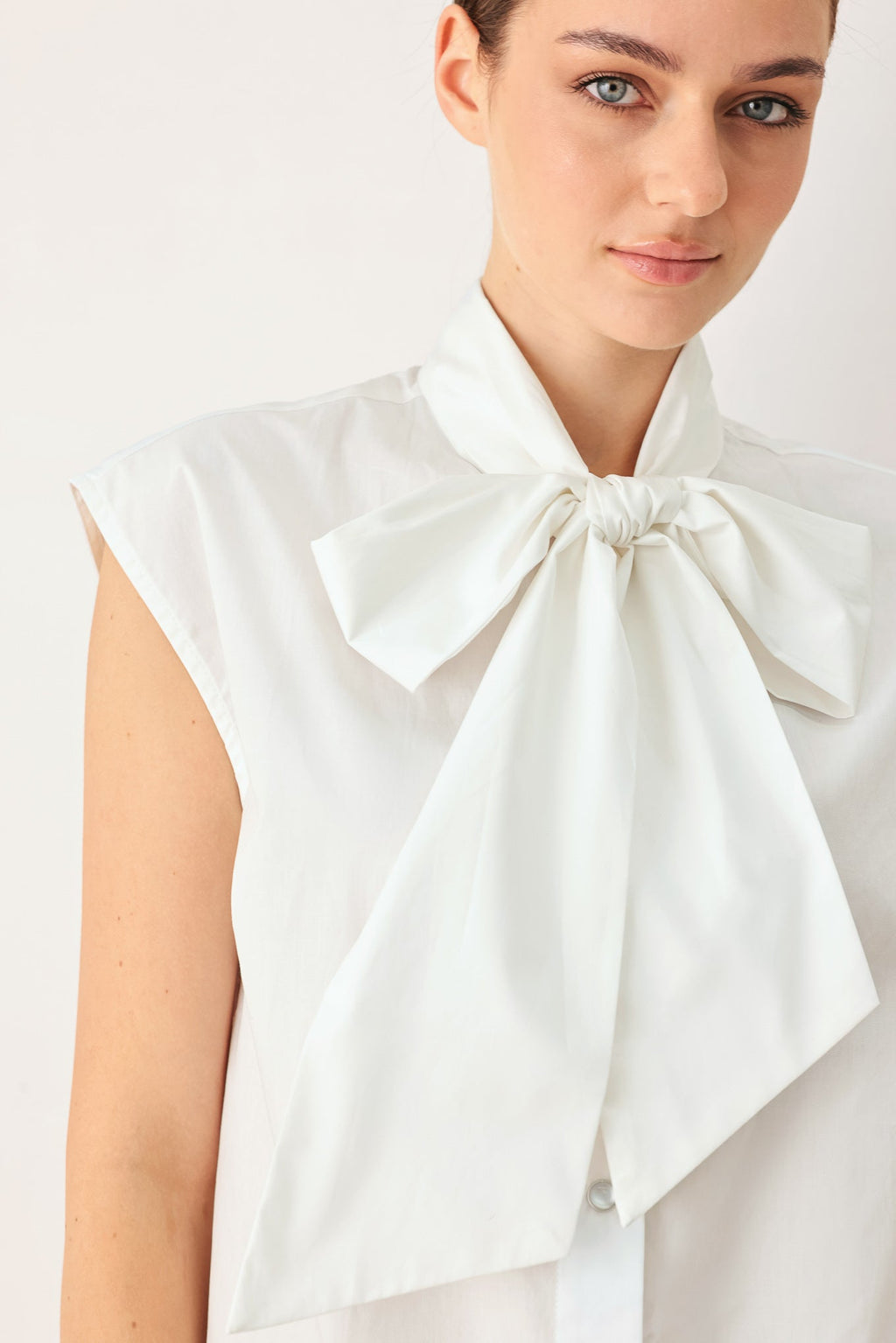 MODERN STATEMENT BOW WOVEN TOP
