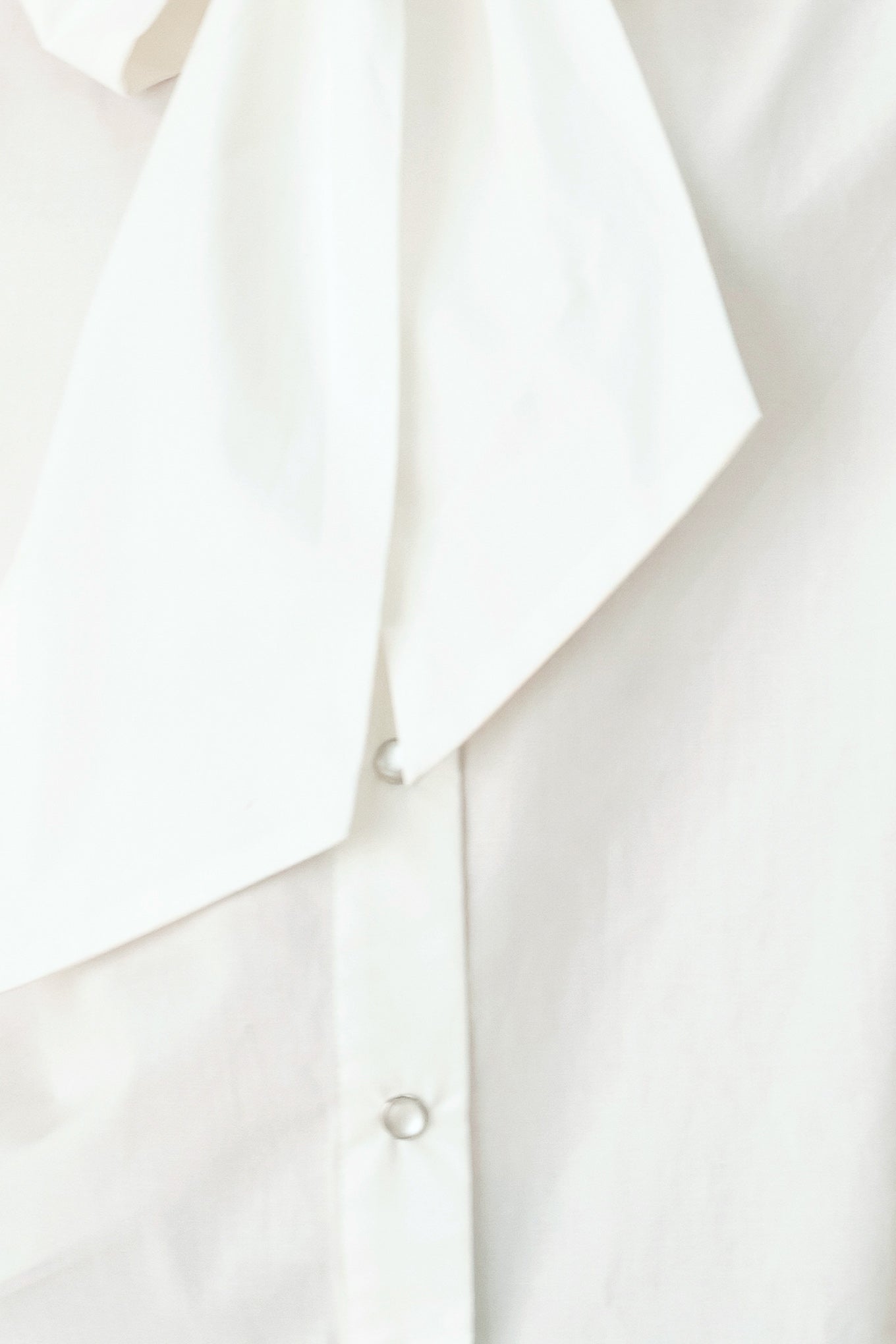 MODERN STATEMENT BOW WOVEN TOP